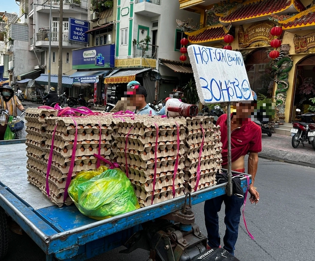 Giá trứng siêu rẻ 1.000 đồng/quả đã lan tới cổng trang trại, người chăn nuôi lỗ nặng- Ảnh 1.